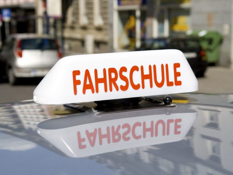 Ein Fahrschulschild auf dem Dach eines Autos