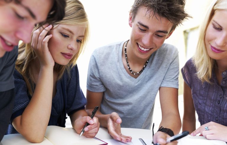Mehrere Fahrschüler sitzen am Tisch und lernen